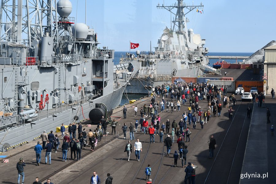 W sobotę zwiedzanie okrętów NATO cieszyło się bardzo dużym zainteresowaniem, fot. Michał Puszczewicz