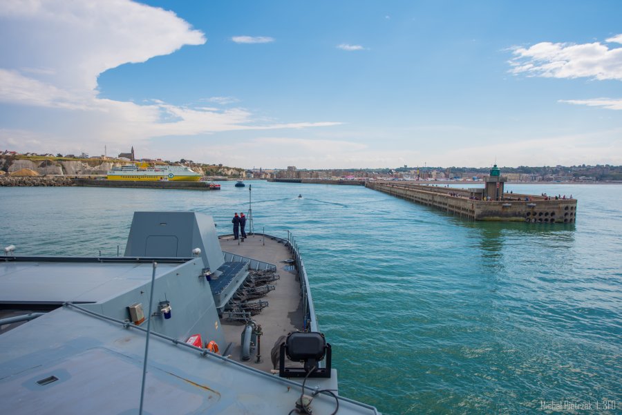 Na pierwszym planie dziób okrętu ORP „Ślązak”. W tle - port w Dieppe // fot. bsmt Michał Pietrzak/ 3. Flotylla Okrętów  