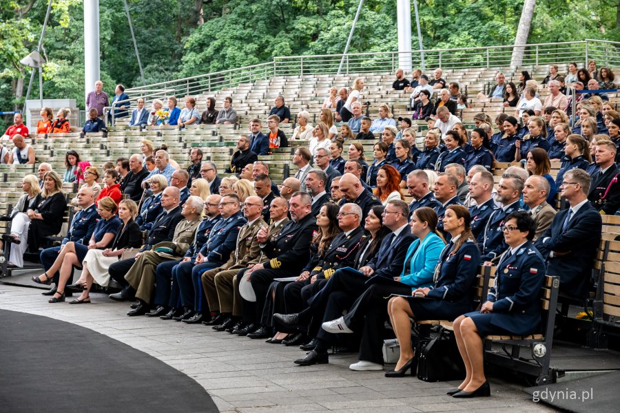 Obchody Święta Policji dla funkcjonariuszy Komendy Miejskiej Policji w Gdyni i Komendy Miejskiej Policji w Sopocie w Operze Leśnej (fot. Kamil Złoch)