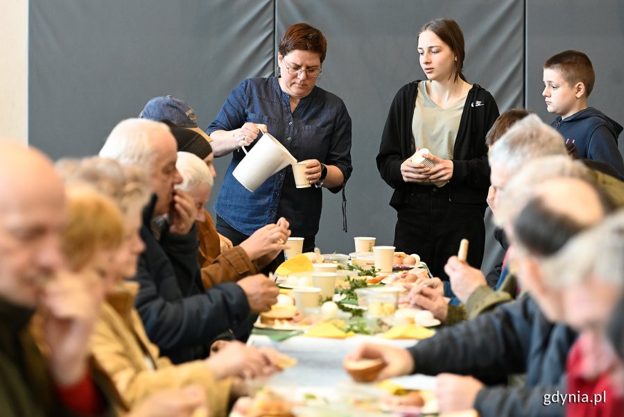 Wielkanocne śniadanie dla samotnych i potrzebujących w Gdyni, fot. Michał Puszczewicz