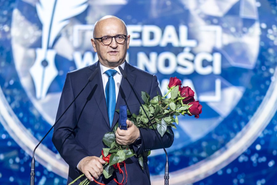W kategorii instytucja medal otrzymał prof. Tadeusz Kowalski, członek Krajowej Rady Radiofonii i Telewizji (fot. Piotr Wittman // gdansk.pl)