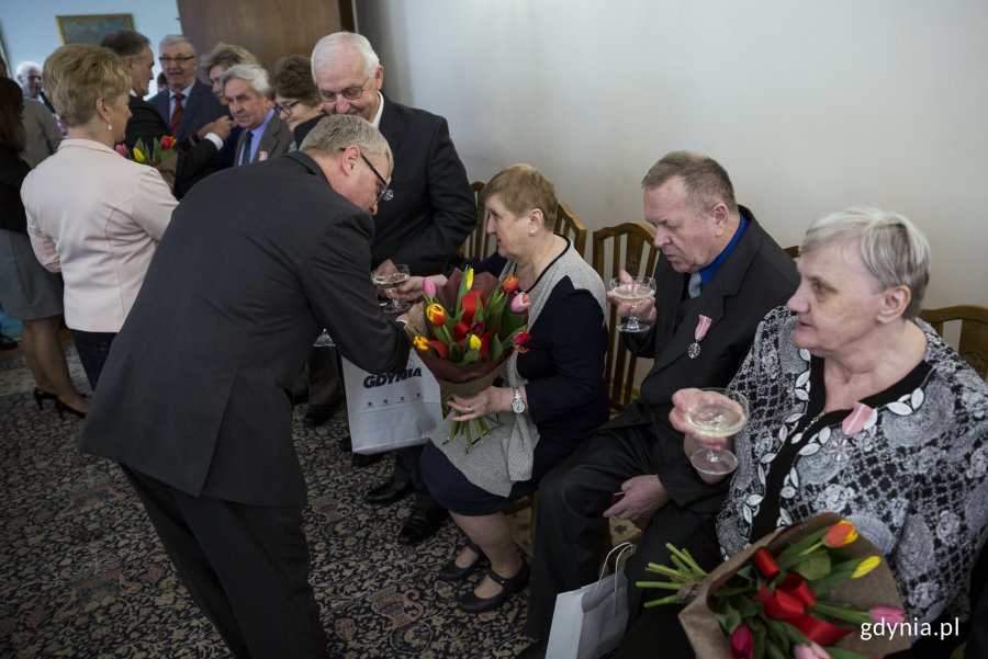 Pamiątkowe Medale za Długoletnie Pożycie Małżeńskie z rąk prezydenta Wojciecha Szczurka odebrały pary obchodzące Złote Gody, fot. Przemysław Kozłowski