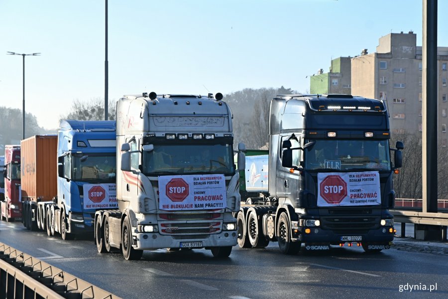 Przejazd protestujących przewoźnik&oacute;w drogowych Estakadą Kwiatkowskiego