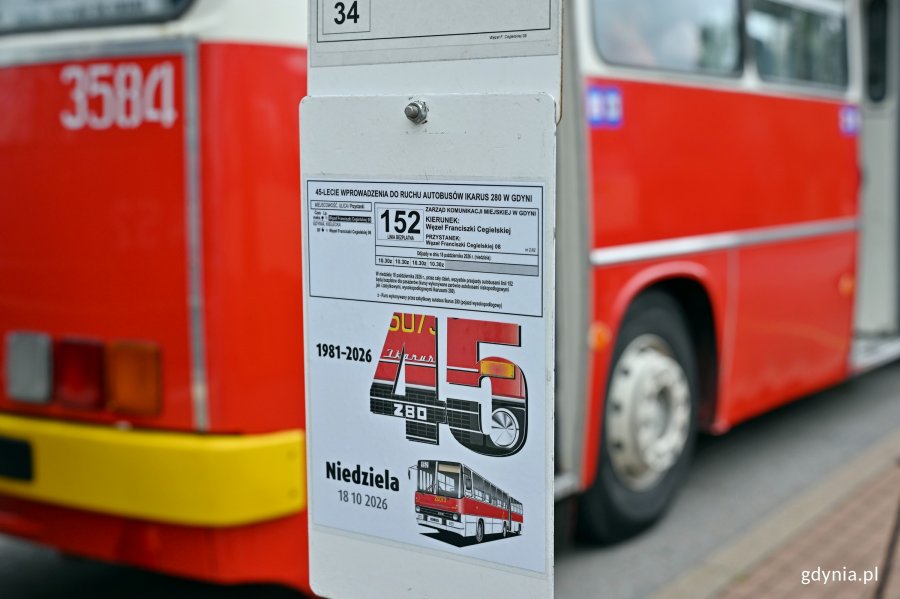 Tabliczka przystankowa informująca o przejeździe specjalnym z okazji 45-lecia Ikarus&oacute;w w Tr&oacute;jmieście