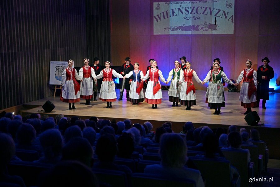 Reprezentacyjny Polski Zespół Pieśni i Tańca „Wileńszczyzna” im. Gabriela Jana Mincewicza podczas koncertu „Barwy Wileńszczyzny” 
