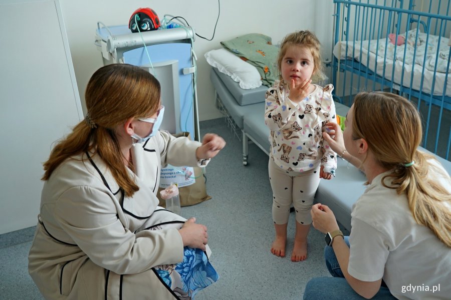 Prezydent Gdyni Aleksandra Kosiorek wraz z małą pacjentką i jej mamą podczas wizyty na Oddziale Pediatrycznym Szpitala św. Wincentego a Paulo w Gdyni 