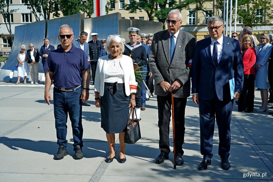 Przedstawiciele Stowarzyszenia Gdynian Wysiedlonych składający kwiaty przed pomnikiem podczas uroczystości upamiętniających 81. rocznicę wybuchu powstania warszawskiego 