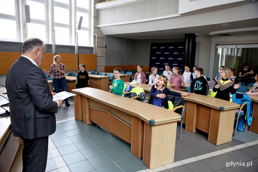 Uczniowie Szkoły Podstawowej nr 23 śpiewają piosenkę dla prezydenta Wojciecha Szczurka (z lewej) podczas spotkania w Urzędzie Miasta Gdyni // fot. Przemysław Kozłowski