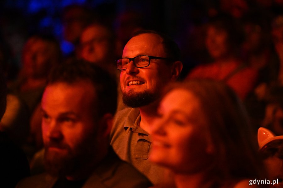 Mariusz Bzdęga - dyrektor zarządzający ds. kultury i aktywności mieszkańców na widowni podczas koncertu otwarcia 20. edycji festiwali Globaltica 