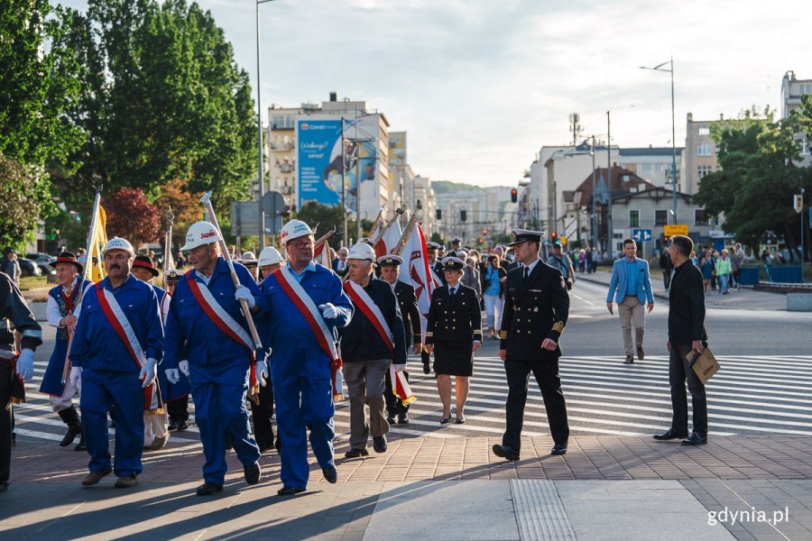 Uroczysty przemarsz do pomnika Polski Morskiej. Fot. Mateusz Dietrich