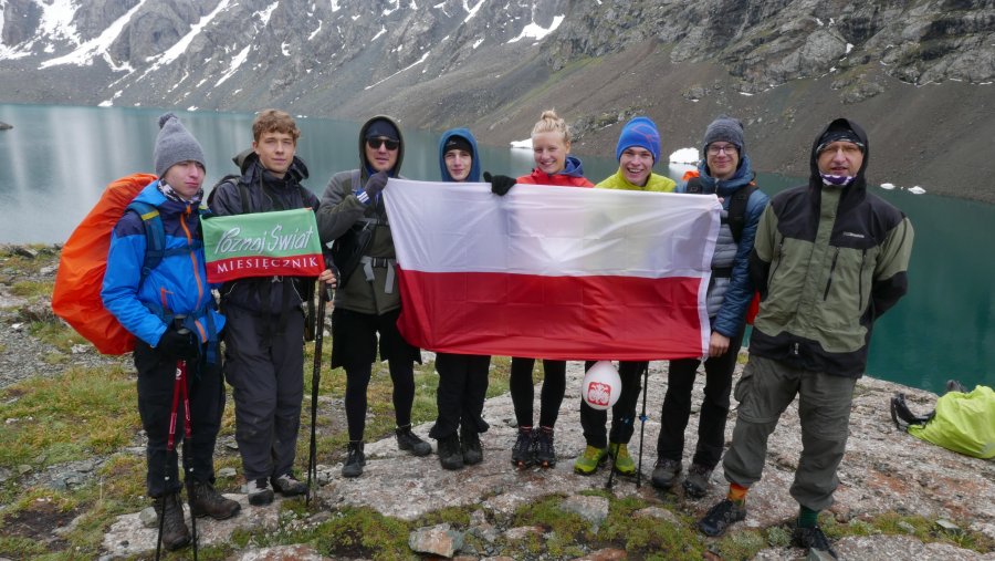 Grupa gdyńskich uczniów w górach z biało-czerwoną flagą // fot. z archiwum Marcina Janka