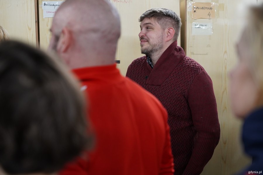 Dominik Aziewicz, radny Gdyni i przewodniczący Komisji Kultury podczas zwiedzania Teatru Miejskiego