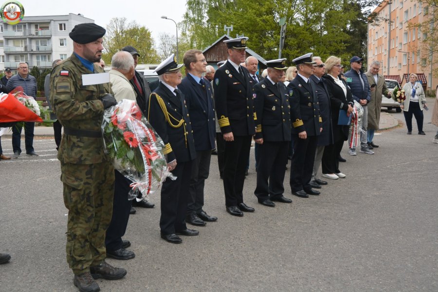 Uczestnicy uroczystości przy historycznym samolocie TS-8 Bies na Babich Dołach