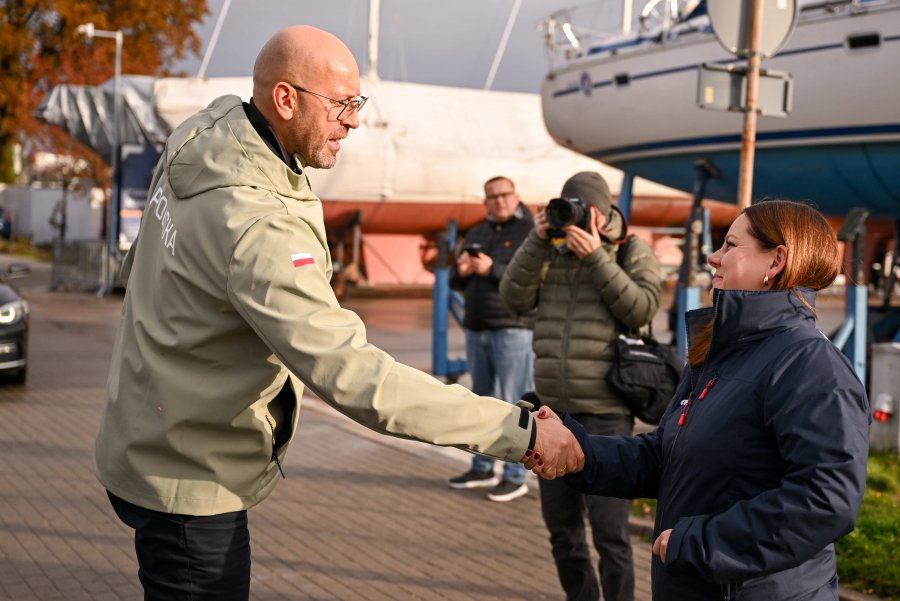 Wizyta ministra sportu w Gdyni. Na zdjęciu Jakub Rutnicki, minister sportu oraz prezydent Gdyni Aleksandra Kosiorek. (fot. MSiT)