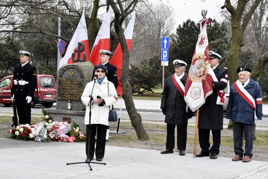 Gdyńskie uroczystości 77 rocznicy powstania Armii Krajowej - przemawia przewodnicząca gdyńskiego koła AK