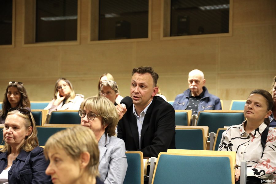 Z mikrofonem Kordian Kulaszewicz z Fundacji Adaptacja