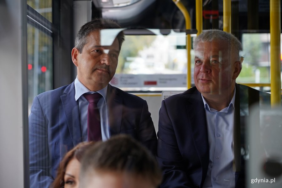 Hubert Kołodziejski &ndash; dyrektor ZKM w Gdyni i Tomasz Konewka &ndash; prezes sp&oacute;łki Gdyńska Komunikacja Miejska podczas przejazdu testowego