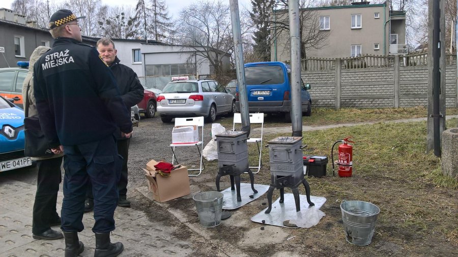 Strażnicy miejscy pokazują i tłumaczą, jak prawidłowo i ekonomicznie palić w piecu // fot. Magdalena Czernek