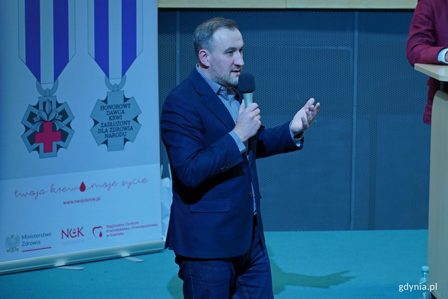 Wiceprezydent Gdyni Tomasz Augustyniak przemawiający podczas gali honorującej dawc&oacute;w krwi z regionu (fot. Magdalena Czernek)