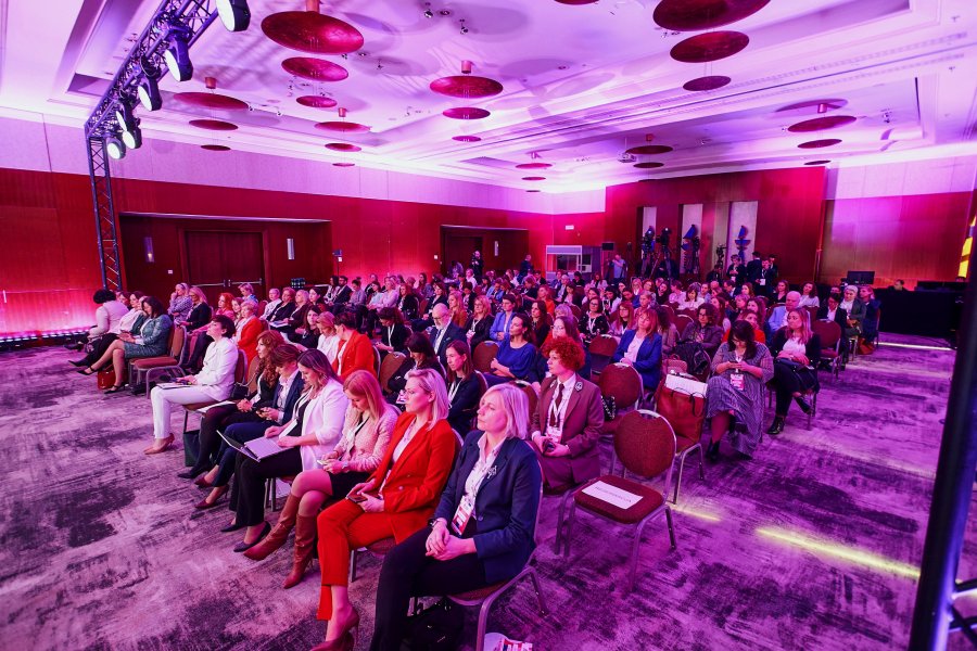 Siedzący na krzesłach uczestnicy konferencji „Polka XXI wieku” na jednej z sal Hotelu Regent w Warszawie // fot. materiały Fundacji Projekt PL