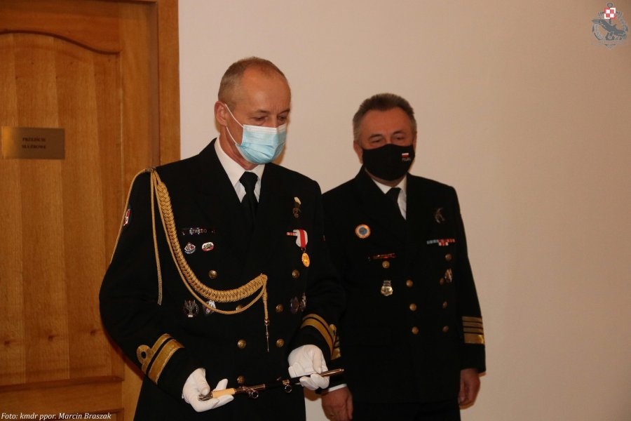 Od lewej: kmdr ppor. Marek Szwedo – dotychczasowy szef sekcji ratownictwa lotniczego dowództwa Brygady Lotnictwa Marynarki Wojennej oraz kmdr pil. Andrzej Szczotka – dowódca Brygady Lotnictwa Marynarki Wojennej // fot. BLMW