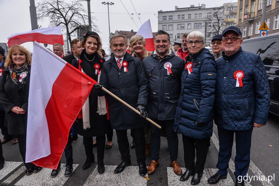 W paradzie brali udział: prezydent Wojciech Szczurek, wiceprezydent Katarzyna Gruszecka-Spychała, przewodnicząca gdyńskiej Rady Miasta Joanna Zielińska i radni Ewa Krym, Paweł Brutel i Stanisław Borski // fot. Przemysław Świderski