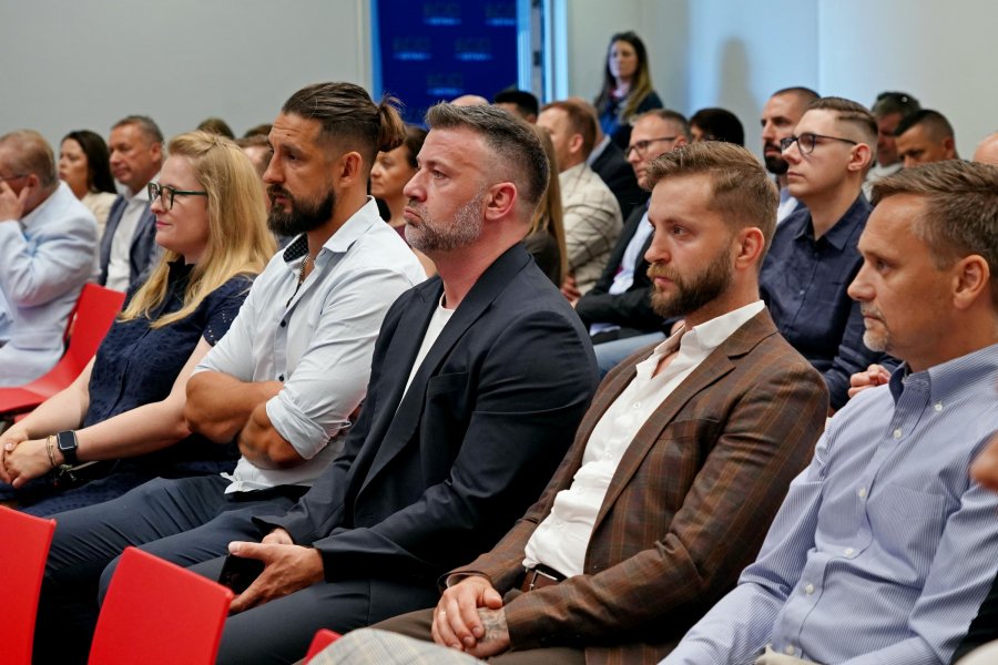 Uczestnicy uroczystości wręczenia plakiet Michelin 2026 zgromadzeni w Muzeum Emigracji 