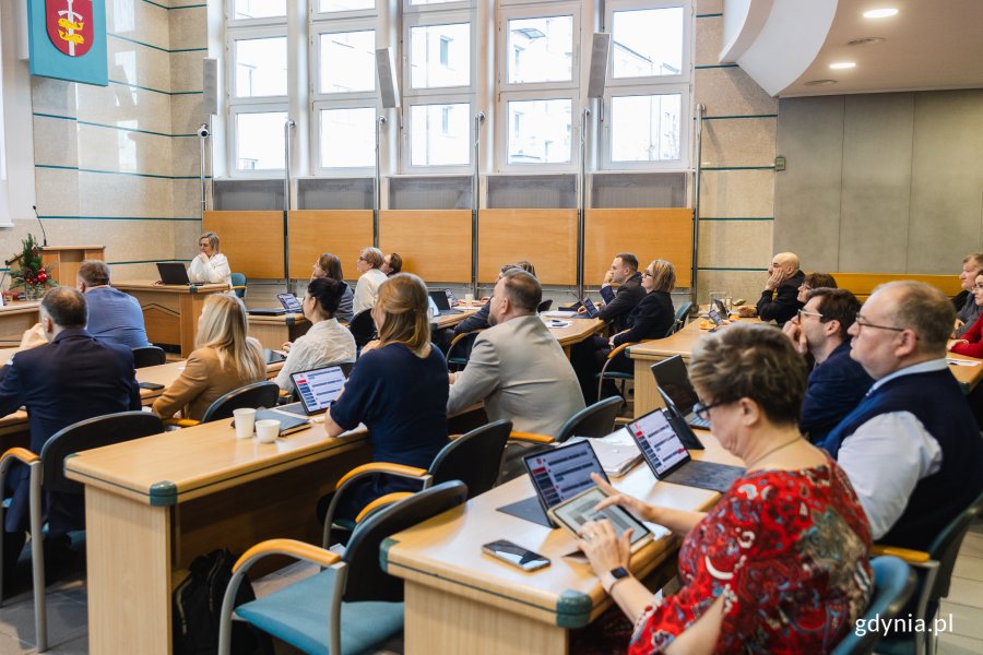 Radni Gdyni w sali obrad podczas XXV sesji 