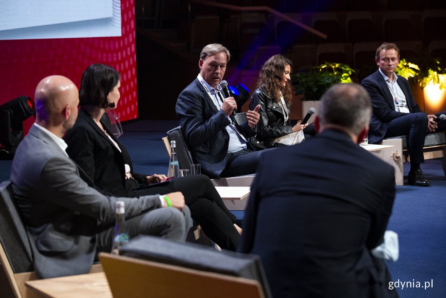 Panel "Jak rozwijać współpracę z biznesem tworząc zrównoważone miasta o atrakcyjnej jakości życia" podczas ABSL Summit. Fot. Przemysław Kozłowski