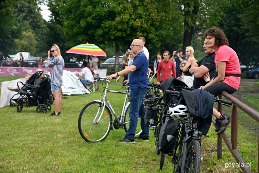 Publiczność przyglądająca się zawodom dogfrisbee „Latające psy” w parku Kolibki // fot. Magdalena Czernek