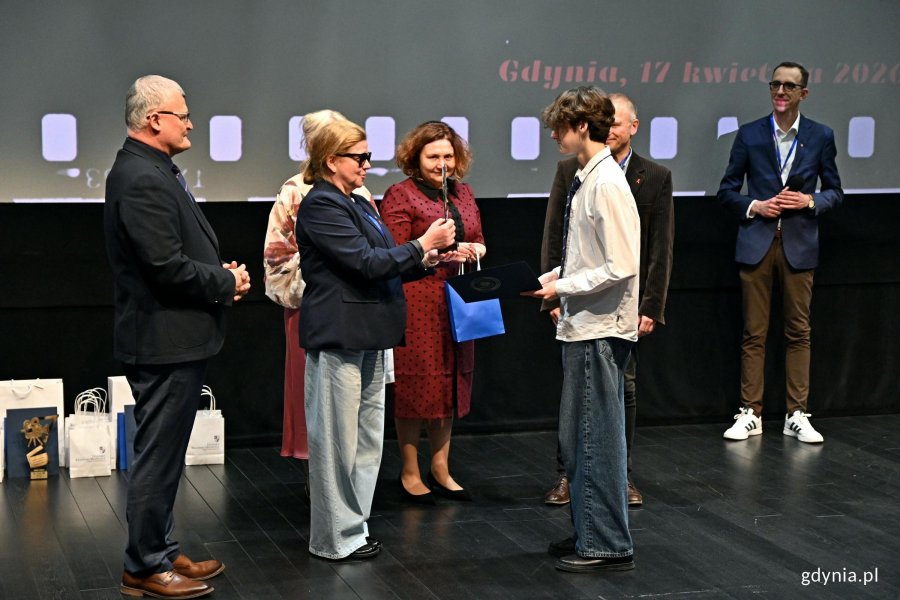 Anna Obuchowska &ndash; pomorski państwowy wojew&oacute;dzki inspektor sanitarny i członkowie jury wręczający statuetkę Jakubowi Zabłockiemu 