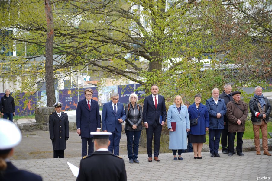 Na zdjęciu m.in.: Krzysztof Kozubowski ze Światowego Związku Żołnierzy AK w Gdyni, Joanna Zielińska, radna Gdyni, Tomasz Augustyniak, wiceprezydent Gdyni i Agnieszka Baranowska, członkini zarządu wojew&oacute;dztwa pomorskiego oraz Krzysztof i Wojciech Jankowscy
