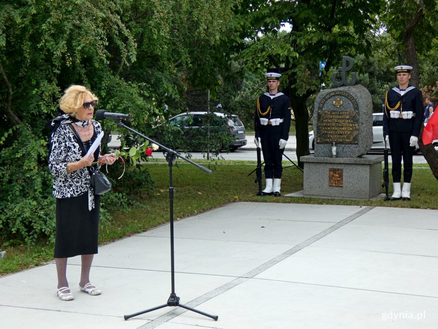 Podczas uroczystości upamiętniających 77. rocznicę wybuchu powstania warszawskiego głos zabrała Krystyna Kodymowska - uczestniczka powstania. Po prawej posterunek honorowy MW przy pomniku AK // fot. Magdalena Czernek