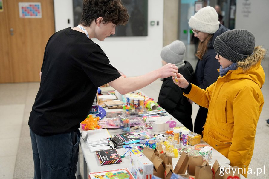 Mieszkańcy korzystający z atrakcji w sztabie ZSO nr 8 