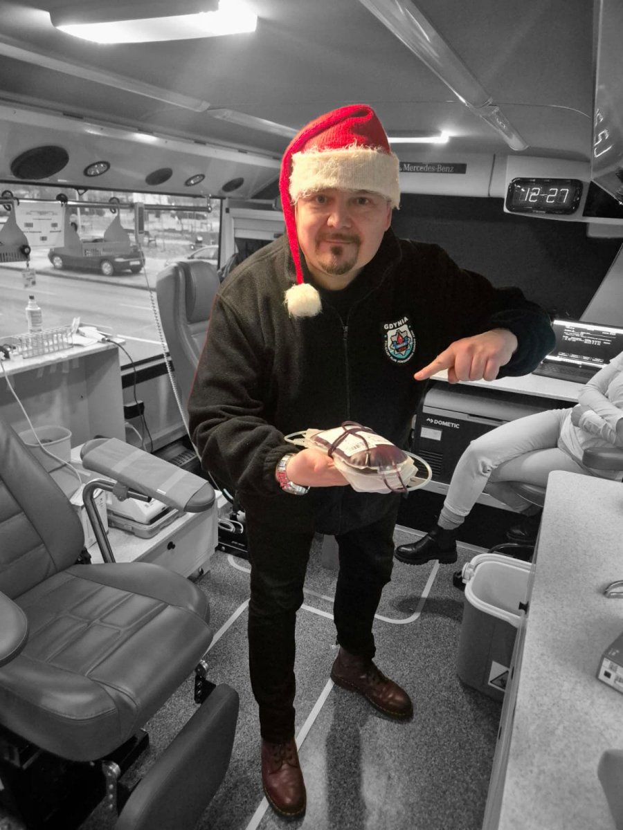 Mężczyzna w czerwonej czapce z opakowaniem krwi w ręce