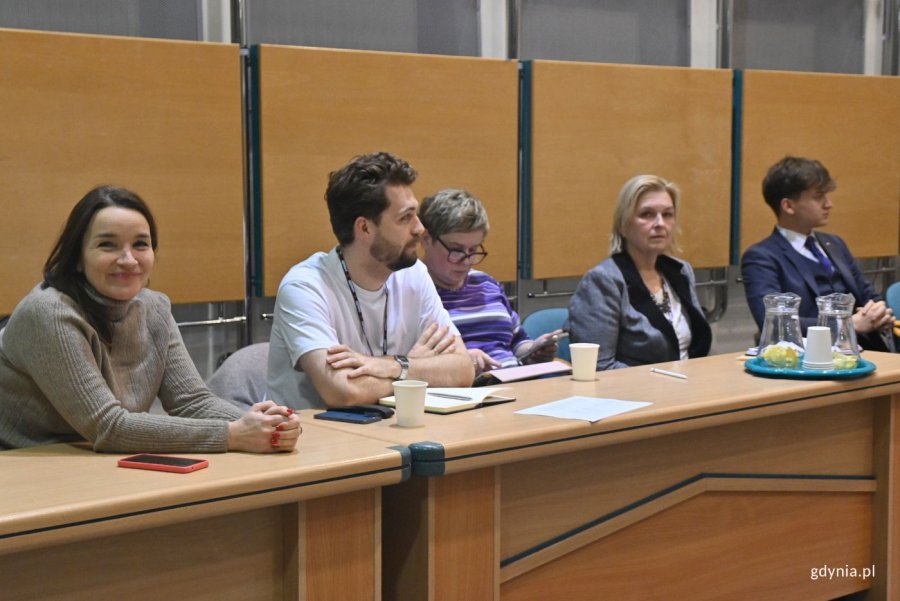 Na zdjęciu (od lewej): radna Anna Szpajer, specjalista ds. praw człowieka Filip Śmigielski, radna Beata Horała, radna Beata Zastawna, były młodzieżowy radny Paweł Timoszyk (fot. Magdalena Starnawska)