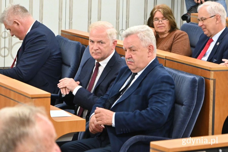 Senatorowie Sławomir Rybicki i Kazimierz Kleina na sali obrad Senatu