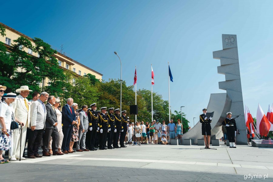 Oficjalne uroczystości z okazji Święta Wojska Polskiego w Gdyni, przy pomniku Polski Morskiej, fot. Kamil Złoch