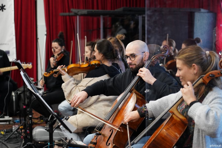Stokłosa Collective Orchestra pod batutą Jana Stokłosy na pr&oacute;bie do koncertu na stulecie Gdyni