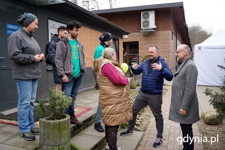 Wiceprezydenci Michał Guć i Marek Łucyk wraz z pracownikami schroniska 