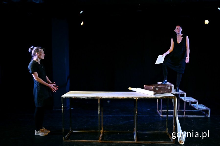 Anna Bochnak-Fryc i Krzysztofa Gomółka-Pawlicka podczas próby spektaklu „NFZ – Nowoczesna Forma Zrozumienia” w ramach projektu „SymulAkcja! Gdzie medycyna spotyka teatr”