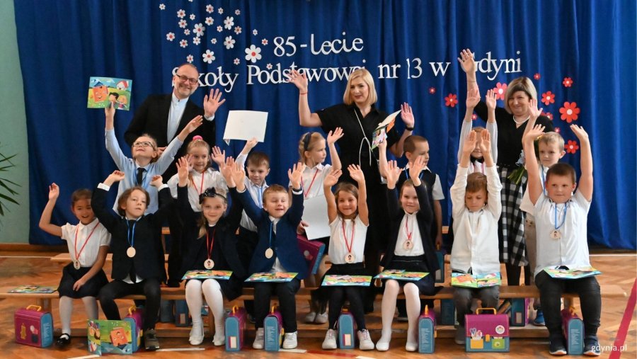 Uczniowie gdyńskiej Szkoły Podstawowej nr 13 podczas uroczystości 85-lecia ich szkoły // Magdalena Śliżewska