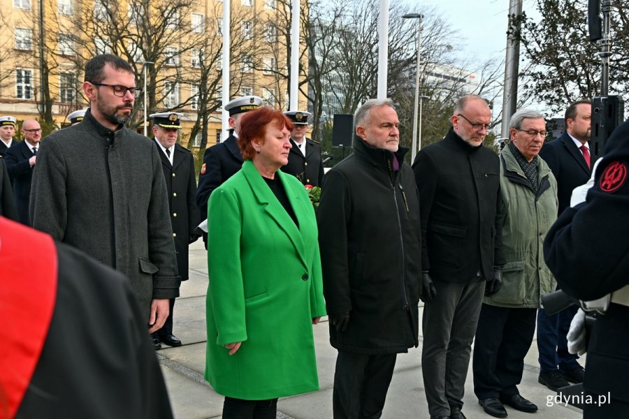 Od lewej: radni Lechosław Dzierżak i Danuta Styk, prezydent Wojciech Szczurek, wiceprezydent Michał Guć, radny Zenon Roda oraz wiceprezydent Marek Łucyk składają kwiaty podczas 82. rocznicy utworzenia Armii Krajowej 