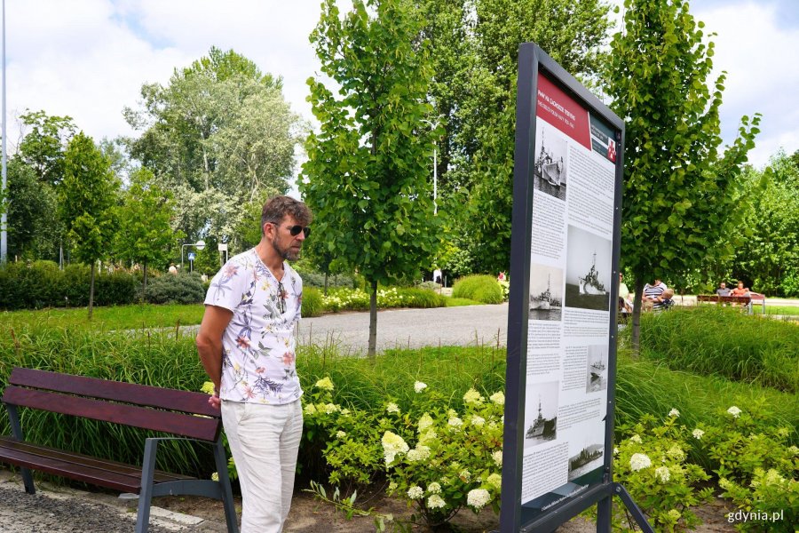 Mężczyzna ogląda plansze