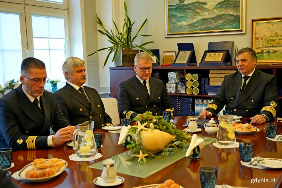 Od prawej: prof. dr hab. inż. kpt. ż. w. Adam Weintrit - rektor Uniwersytetu Morskiego, prof. UMG dr hab. Dariusz Barbucha - prorektor ds. nauki, prof. dr hab. inż. Tomasz Tarasiuk - prorektor ds. umiędzynarodowienia, współpracy i rozwoju oraz mgr Filip Malata - kanclerz uczelni podczas spotkania z władzami Gdyni 