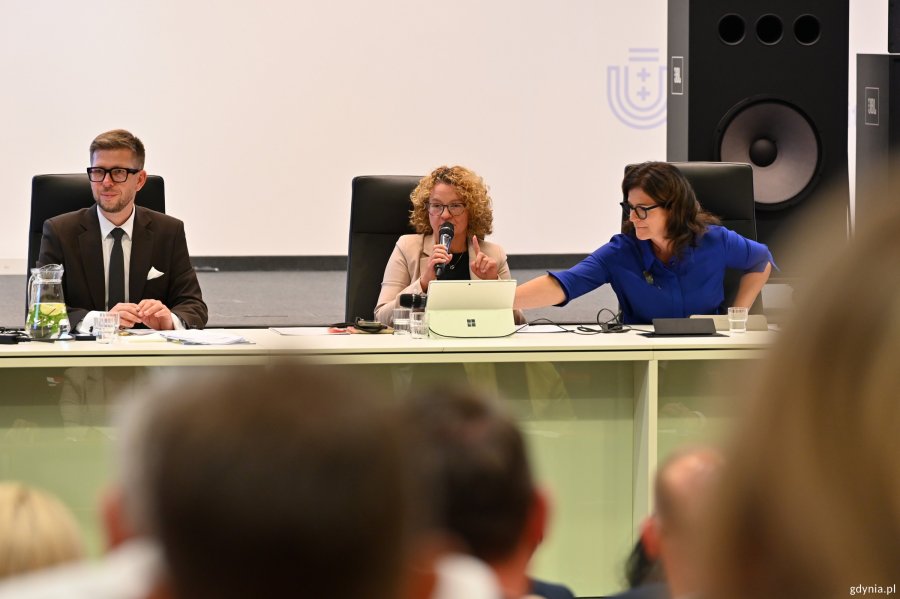 Na walnym zebraniu siedzą (od lewej): Michał Glaser, prezes OMGGS, Magdalena Czarzyńska-Jachim, prezydentka Sopotu i przewodnicząca Rady OMGGS oraz Aleksandra Dulkiewicz, prezydent Gdańska