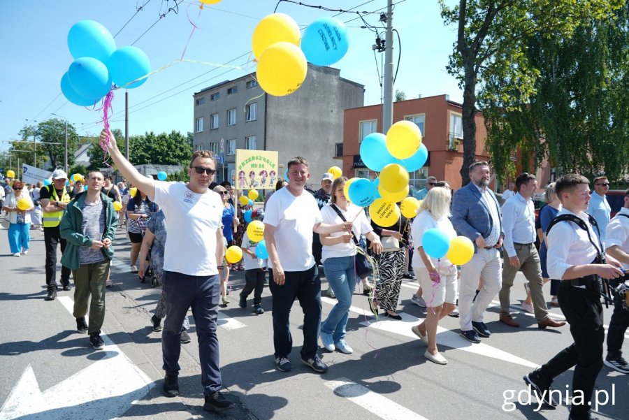 Na zdjęciu (od lewej) m.in.: prezes Fundacji Adaptacja Kordian Kulaszewicz, pełnomocnik prezydent ds. rad dzielnic Paweł Korycki, przewodniczący Rady Miasta Tadeusz Szemiot, wiceprezydent Gdyni Maciej Zielonka, radna Agnieszka Tokarska (fot. Magdalena Starnawska)