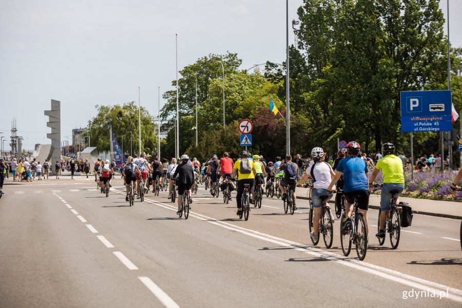 Peleton Północny wjeżdża na skwer Kościuszki//fot. Karol Stańczak