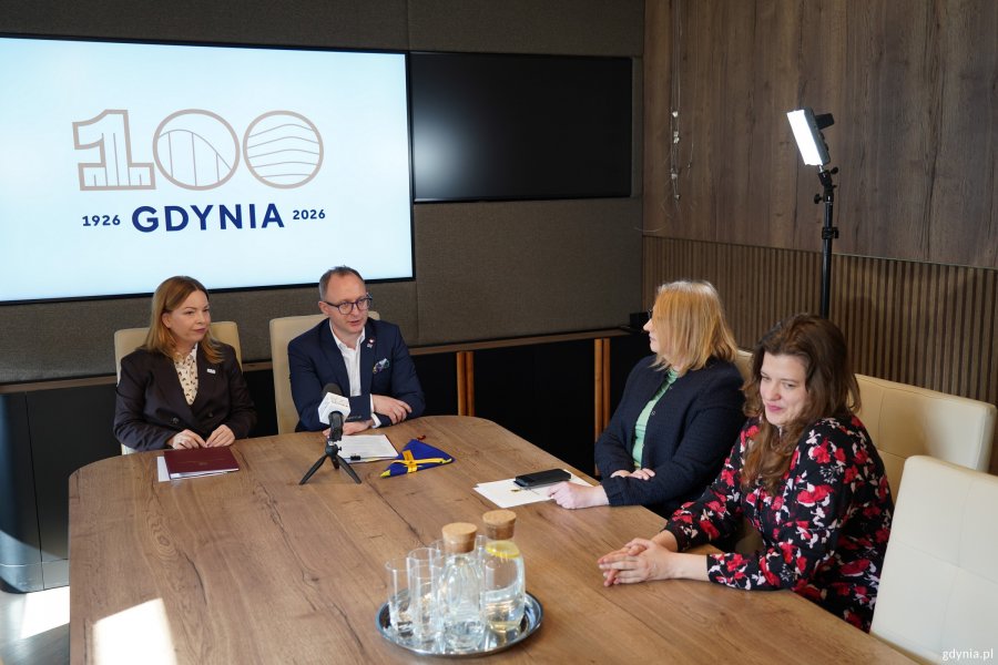 Na zdjęciu: Marcin Skwierawski, wicemarszałek wojew&oacute;dztwa pomorskiego, Oktawia Gorzeńska, wiceprezydentka Gdyni, Katarzyna Sadalska, zastępca dyrektora Departamentu ds. Kontroli i Windykacji w Departamencie Europejskiego Funduszu Społecznego Urzędu Marszałkowskiego Wojew&oacute;dztwa Pomorskiego oraz Agata Blacharska, kierowniczka ds. projekt&oacute;w ZIT Obszaru Metropolitalnego Gdańsk-Gdynia-Sopot