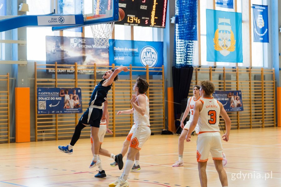 Koszykarze na boisku w trakcie meczu